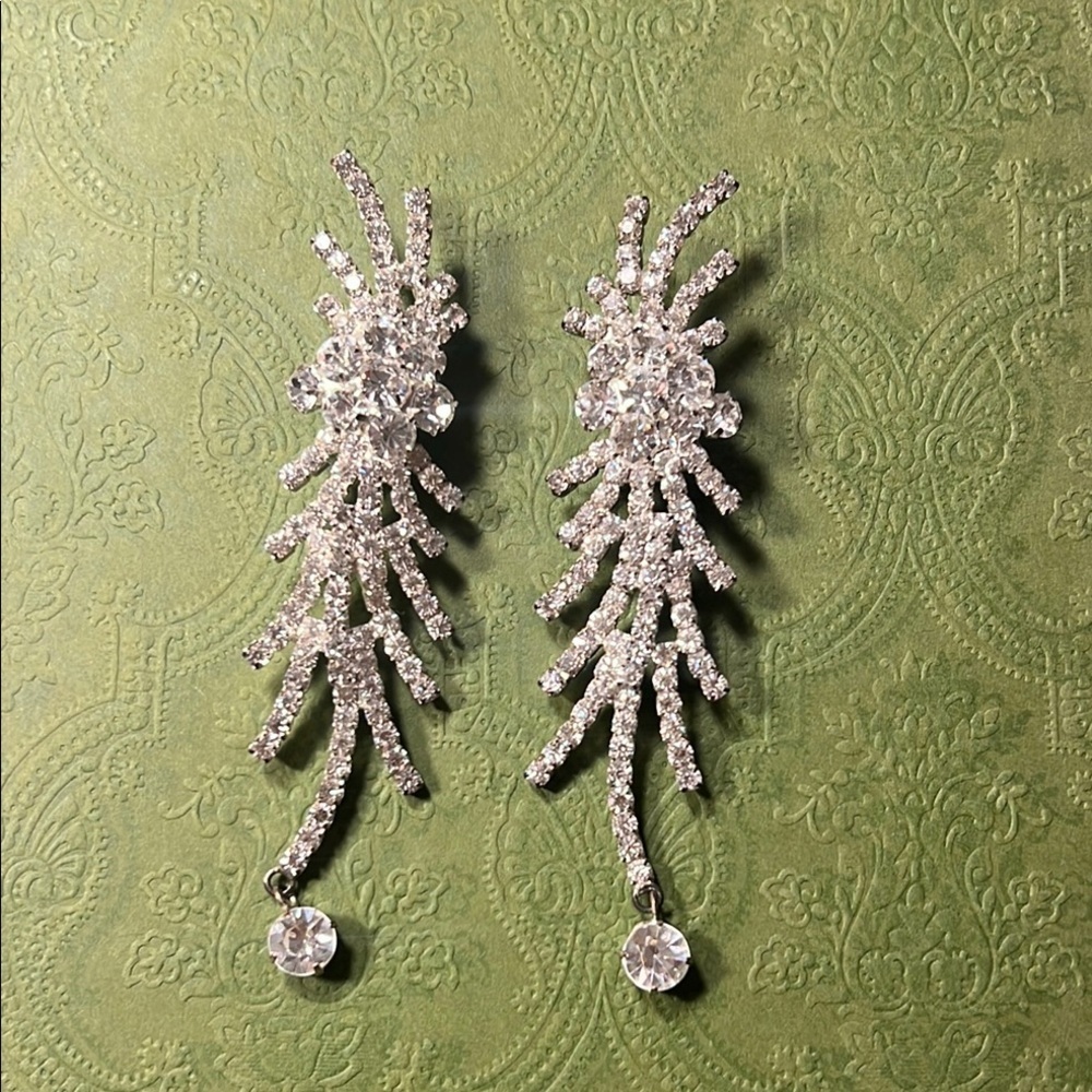 NWT Elegant Silver Crystal Rhinestone Earrings Clip On